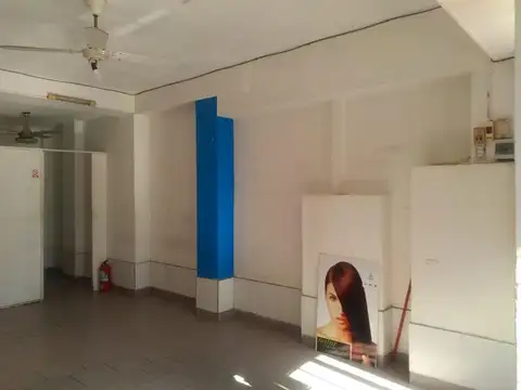 Local comercial sobre Avenida Del Carril