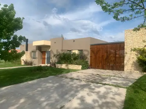 VENTA CASA 4 AMBIENTES CON DEPENDENCIA Y PISCINA /EL CANTON/GOLF/ ESCOBAR