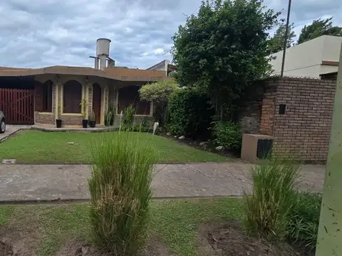 BARRIO SARTOR, CASA CON EXCELENTE UBICACIÓN