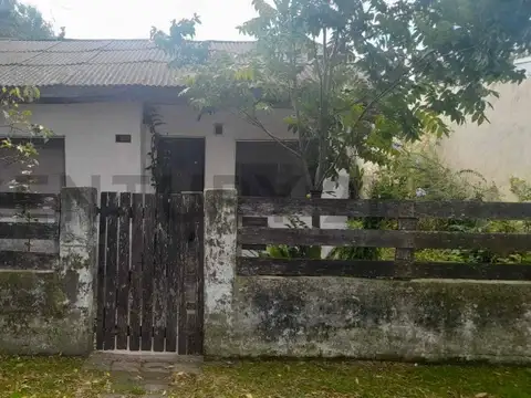 CASA EN VENTA A REFACCIONAR EN GORINA