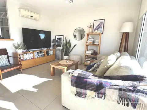 Departamento en venta. Zona complejo universitario. Contrafrente con balcòn terraza. Muy luminoso