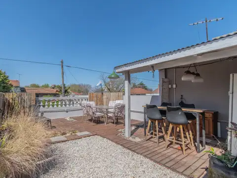 VENTA DE CASA 4 AMBIENTES EN 2 PLANTAS C/PATIO, QUINCHO Y TERRAZA EN SAN ISIDRO G.B.A.