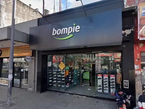 Alquiler de Gran Local con vidriera al frente en Constitución, Capital Federal