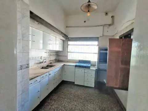 Casa en Alquiler con 2 cocheras