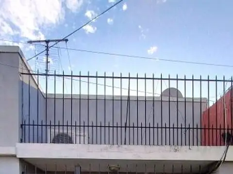 VENTA CASA 3 AMB CON TERRAZA Y DOS LOCALES LANÚS