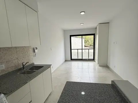 Monoambiente en planta alta con terraza amplia. Cochera opcional