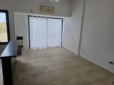 Departamento 2 ambientes en alquiler en San Fernando, con cochera y balcón.