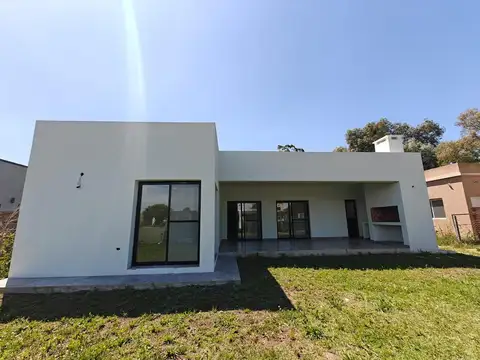 Casa 4 ambientes con 2 baños