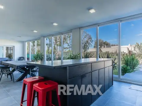 Casa 8 ambientes con 3 baños