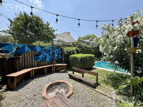 Casa en Venta con 2 cocheras