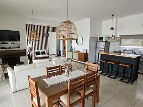 Casa 5 ambientes con 4 baños