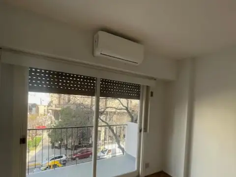 Departamento en alquiler en San Telmo dos ambientes con balcon al frente. Impecable