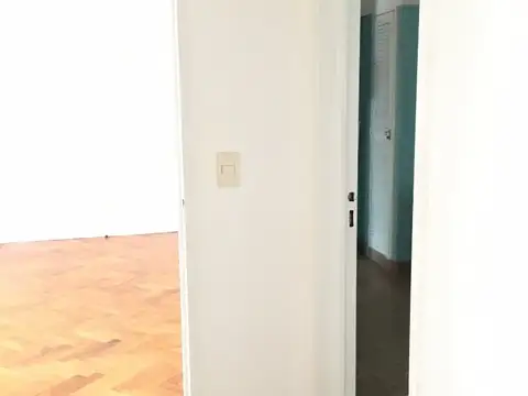 EXCELENTE UBICACIÓN, UNICO LATERAL, COCINA SEPARADA y LAVADERO SUPER LUMINOSO. Edificio con terraza  