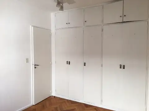 EXCELENTE UBICACIÓN, UNICO LATERAL, COCINA SEPARADA y LAVADERO SUPER LUMINOSO. Edificio con terraza  