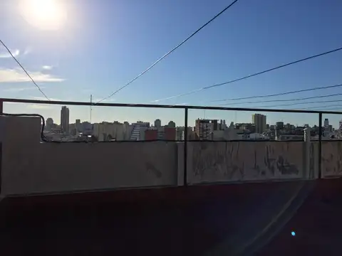 EXCELENTE UBICACIÓN, UNICO LATERAL, COCINA SEPARADA y LAVADERO SUPER LUMINOSO. Edificio con terraza  