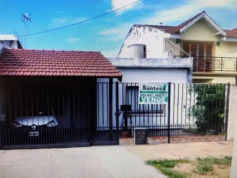 CASA 3 AMBIENTES , COCHERA , PATIO CON PARRILLA Y GUARDA COSAS 200 MTS 2 APROX, VILLA LUZURIAGA