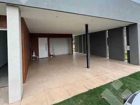 VENTA CASA (NIVEL GERENCIAL) 3 DORMITORIOS - B° PRIVADO PLAZA PUEBLO, CIPOLLETTI