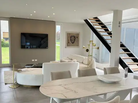 Casa en Venta con 2 cocheras