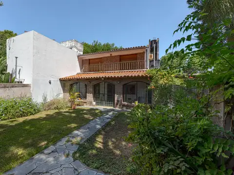 VENTA CASA DE 4 DORMITORIOS CON PATIO Y QUINCHO