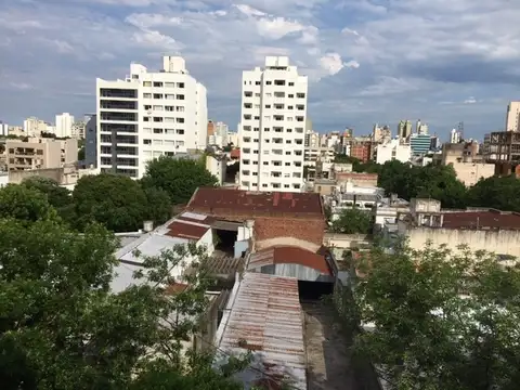 LUMINOSO DPTO AL FRENTE CON VISTA ABIERTA Y BALCÓN