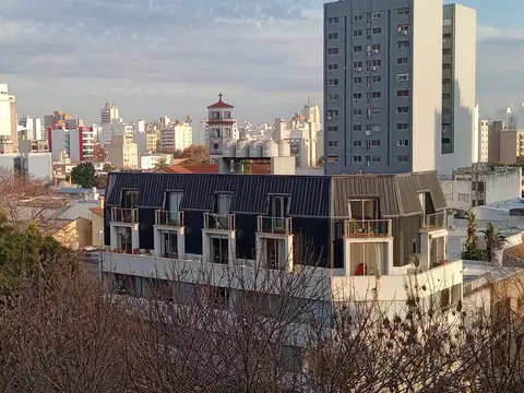 LUMINOSO DPTO AL FRENTE CON VISTA ABIERTA Y BALCÓN