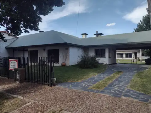 CASA EN VENTA EN CASTELAR SUR  . TERRENO 800 MTS 2- QUINCHO-PILETA