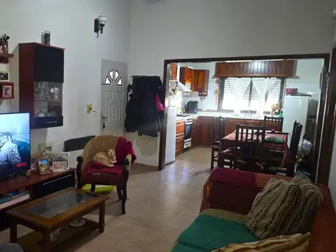CASA CÉNTRICA EN  VENTA - CAÑUELAS