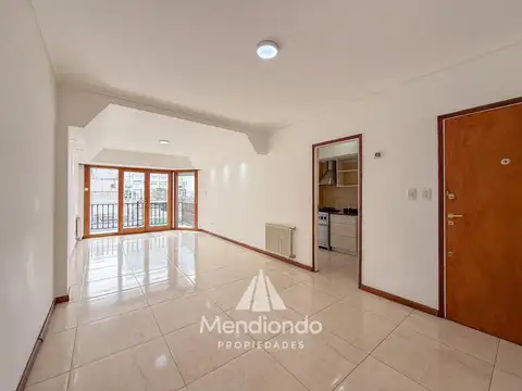 Semipiso 3 amb al frente con balcón con COCHERA. Reciclado. Zona Güemes Aldrey