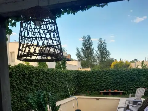 CASA EN VENTA GONNET 2 DORMITORIOS