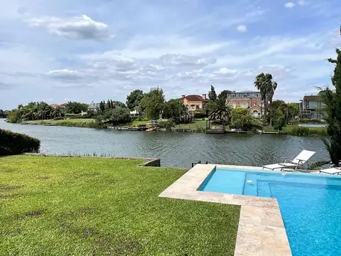 Casa en Venta con 2 cocheras