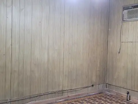 CASA AL FRENTE CON COCHERA. LISTA PARA HABITAR. BARRIO LUDUEÑA.RETASADA