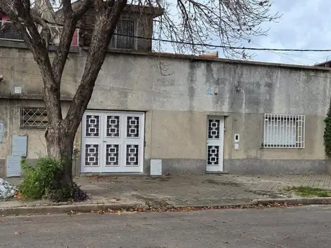 CASA AL FRENTE CON COCHERA. LISTA PARA HABITAR. BARRIO LUDUEÑA.RETASADA