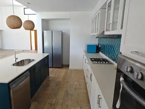 CASA 4 AMB. Y ESCRITORIO A ESTRENAR