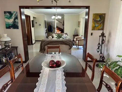Casa en Venta con 3 cocheras