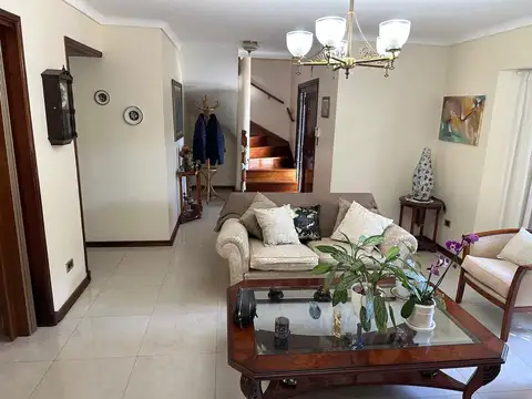 Casa 6 ambientes con 2 baños
