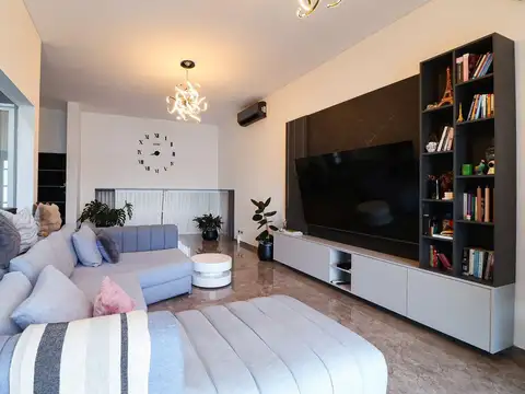 Casa en Venta con 4 cocheras