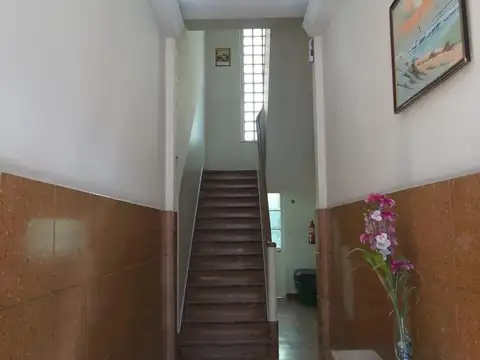 DEPARTAMENTO DE TRES AMB A LA CALLE (POR ESCALERA) MUY LINDO