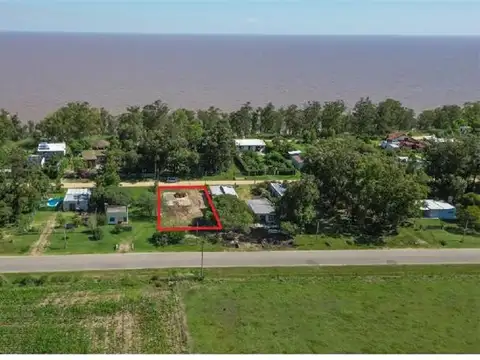 Terreno con 2 Frentes y Atractivas mejoras.