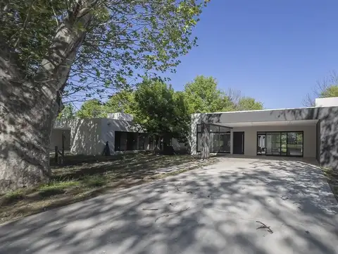 Casa en Venta con 2 cocheras