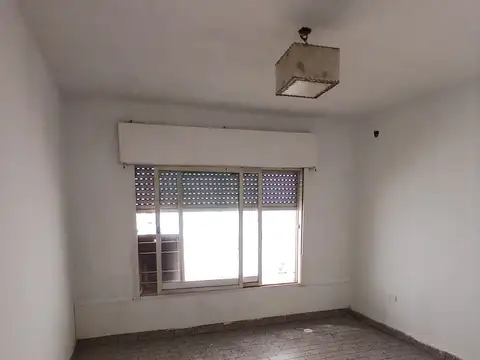 Departamento tipo casa en alquiler en Lanus Este