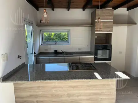 Casa 4 ambientes con 2 baños