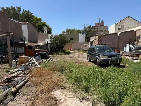 Venta de Casa y terreno. Quinta sección. Ciudad de Mendoza.