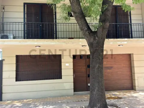 Venta de Casa y terreno. Quinta sección. Ciudad de Mendoza.