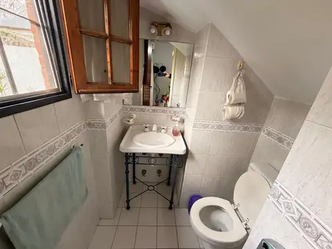 EXCELENTE CASA A LA VENTA CON AMPLIO JARDIN CON QUINCHO Y PILETA.