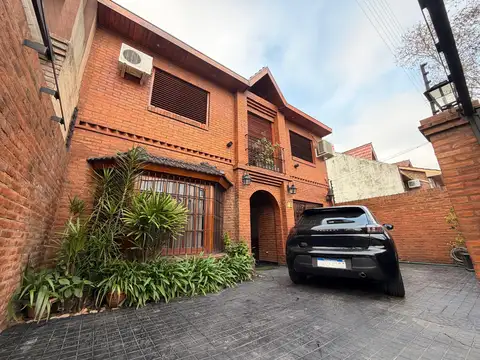 EXCELENTE CASA A LA VENTA CON AMPLIO JARDIN CON QUINCHO Y PILETA.