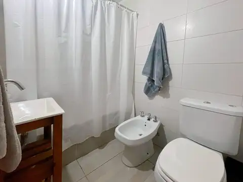 Alquiler Temporario en Flores. Departamento Monoambiente. Frente. Balcón.