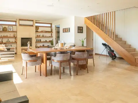 Casa 8 ambientes con 5 baños