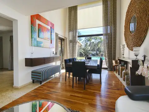 Casa 6 ambientes con 5 baños