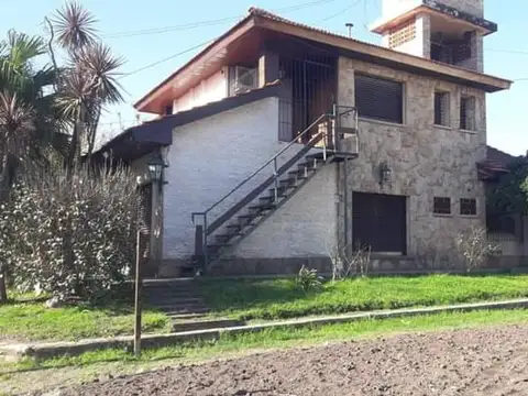 Casa en Venta con 3 cocheras