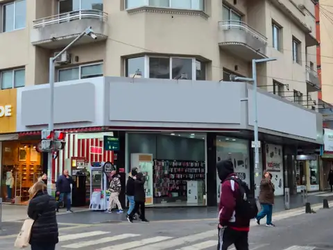 Alquiler Local Peatonal Rivadavia al 151 esquina Moreno, Quilmes  - Esquina estratégica.